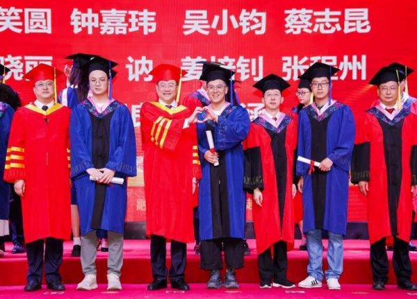 免息配资炒股 上理工校长勉励管理学毕业生：做事为小微企业留空间、守护社区烟火气